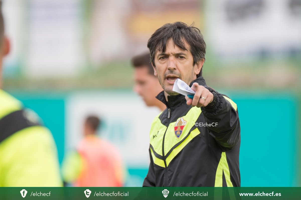 'Pacheta' dirige un entrenamiento del conjunto franjiverde / Sonia Arcos-Elche CF