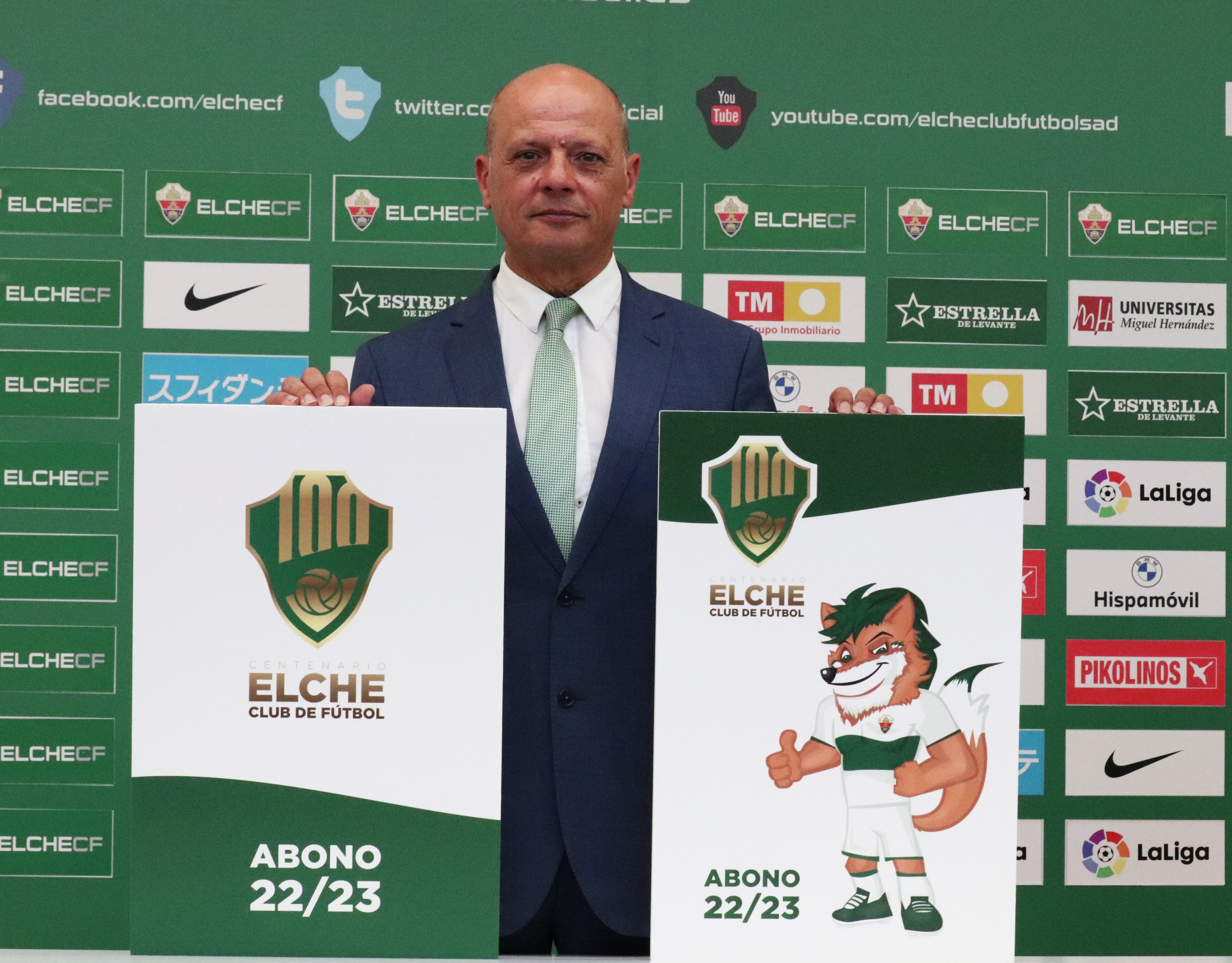 Joaquín Buitrago, presidente del Elche CF, posa con los carnets 2022-2023 / Jesús Hernández - Elche CF