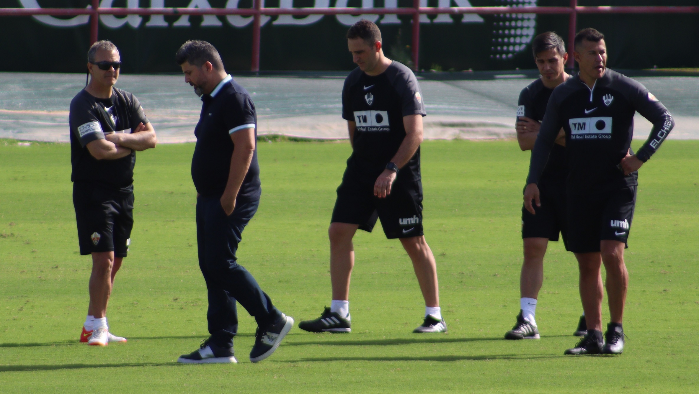 Bragarnik conversa con Almirón y su cuerpo técnico, tras un entrenamiento / Luismi Mora (COPE Elche 100.8 FM)