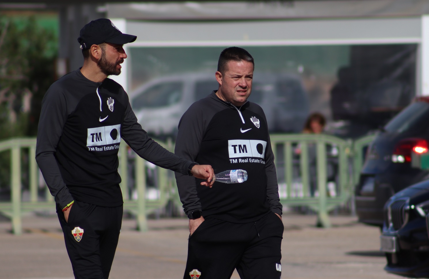 Pablo Machín llega al Martínez valero, tras un entrenamiento, con Carlos Martínez / Luismi Mora (COPE Elche 100.8 FM)