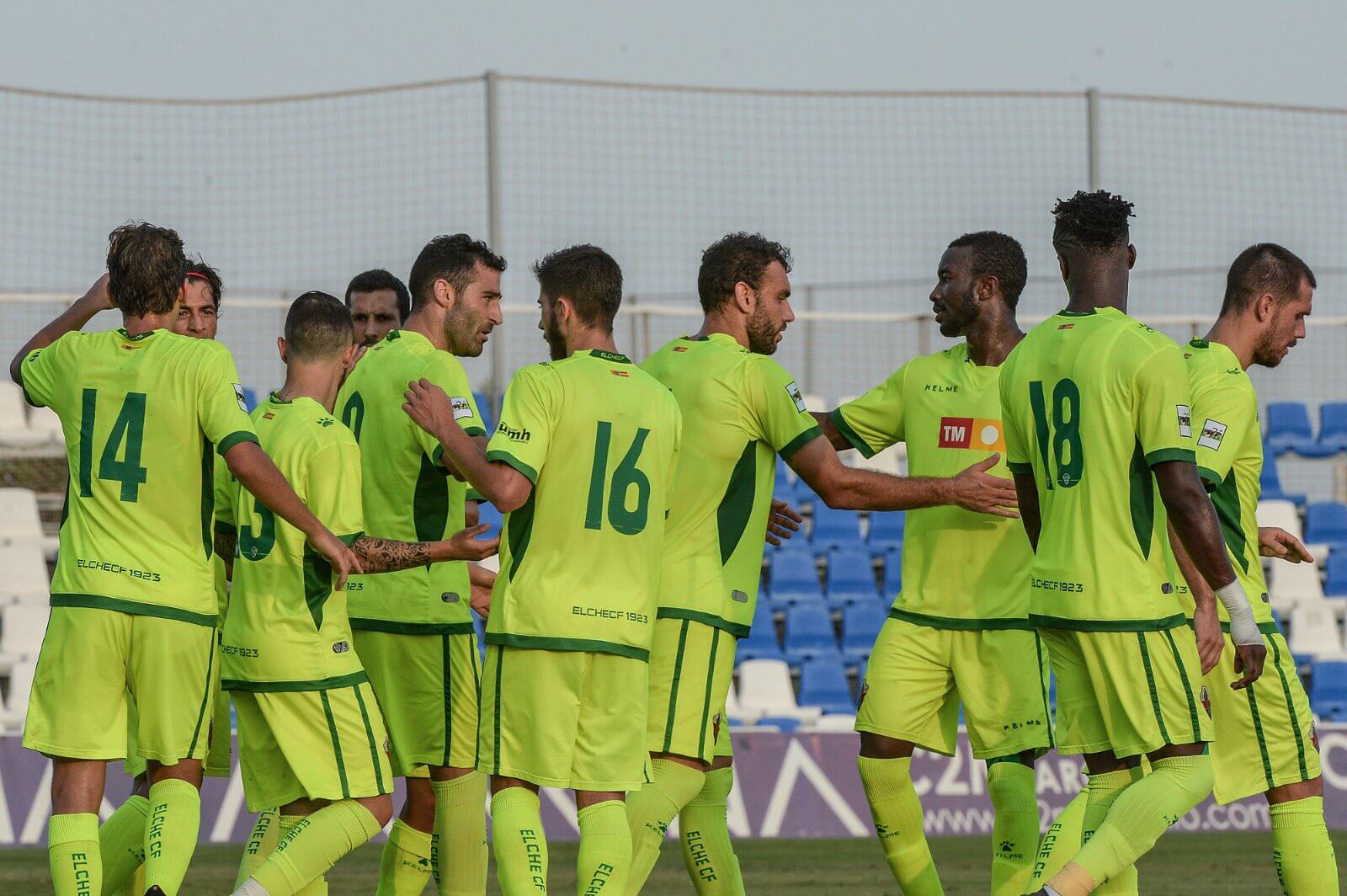 Los jugadores del Elche celebran un gol / Francisco Maciá