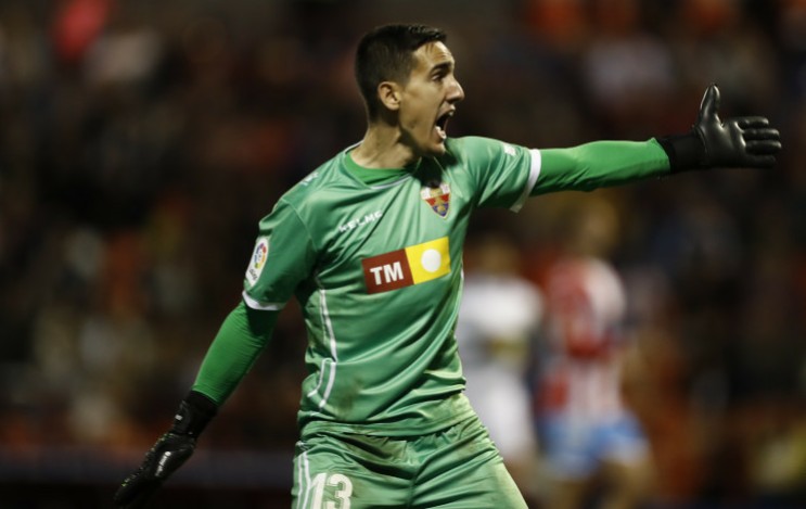 El portero del Elche CF Edgar Badía durante un partido / LFP