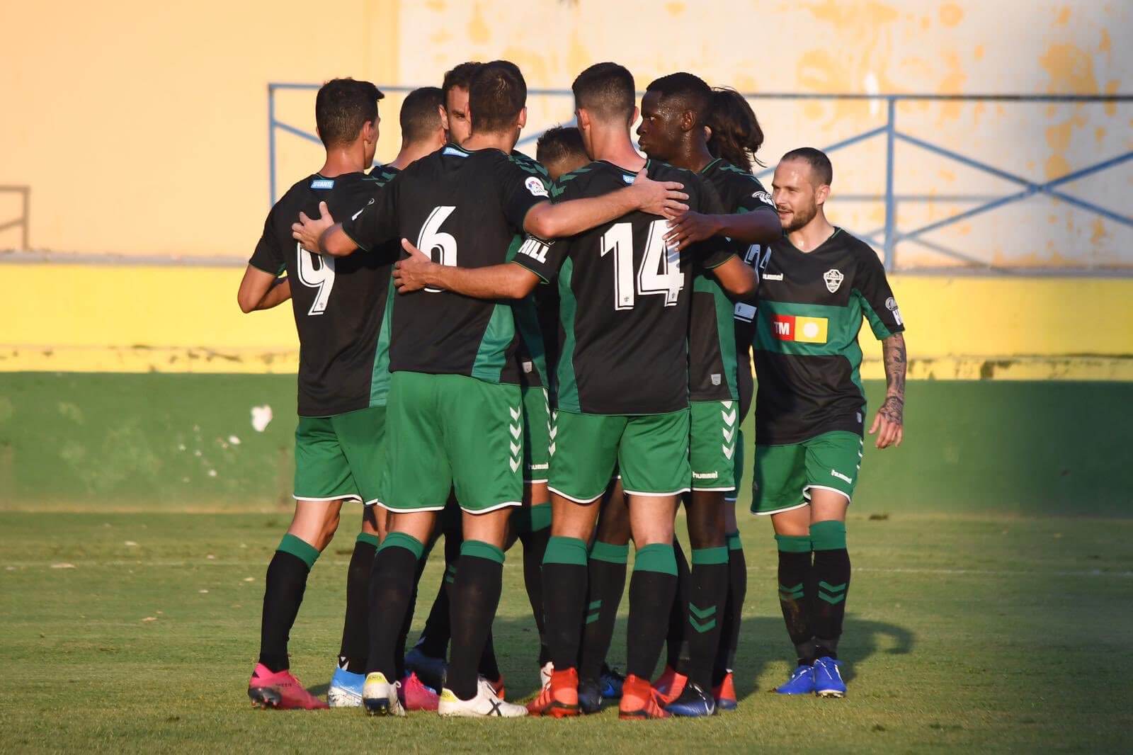 Los jugadores del Elche celebran un gol en Orihuela / Sonia Arcos - Elche CF