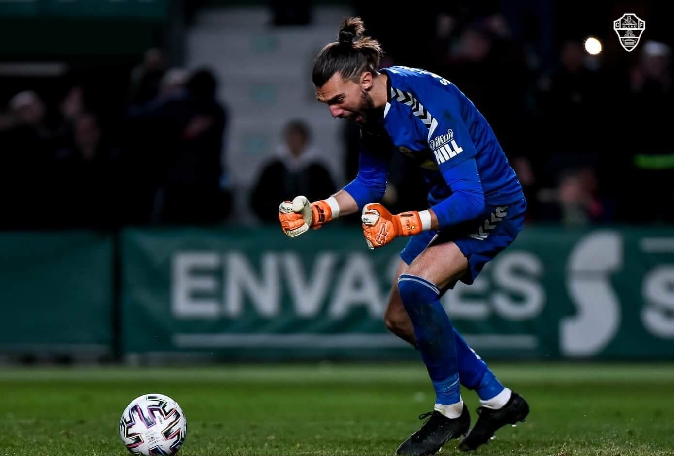 San Román celebra un penalti parado ante el Athletic / Sonia Arcos - Elche CF