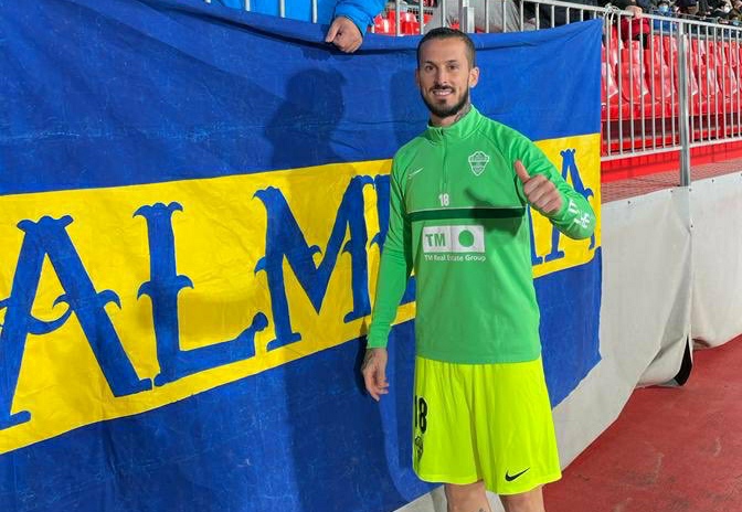 Benedetto posa con una bandera con los colores de Boca Juniors / Twitter Leandro Valdés