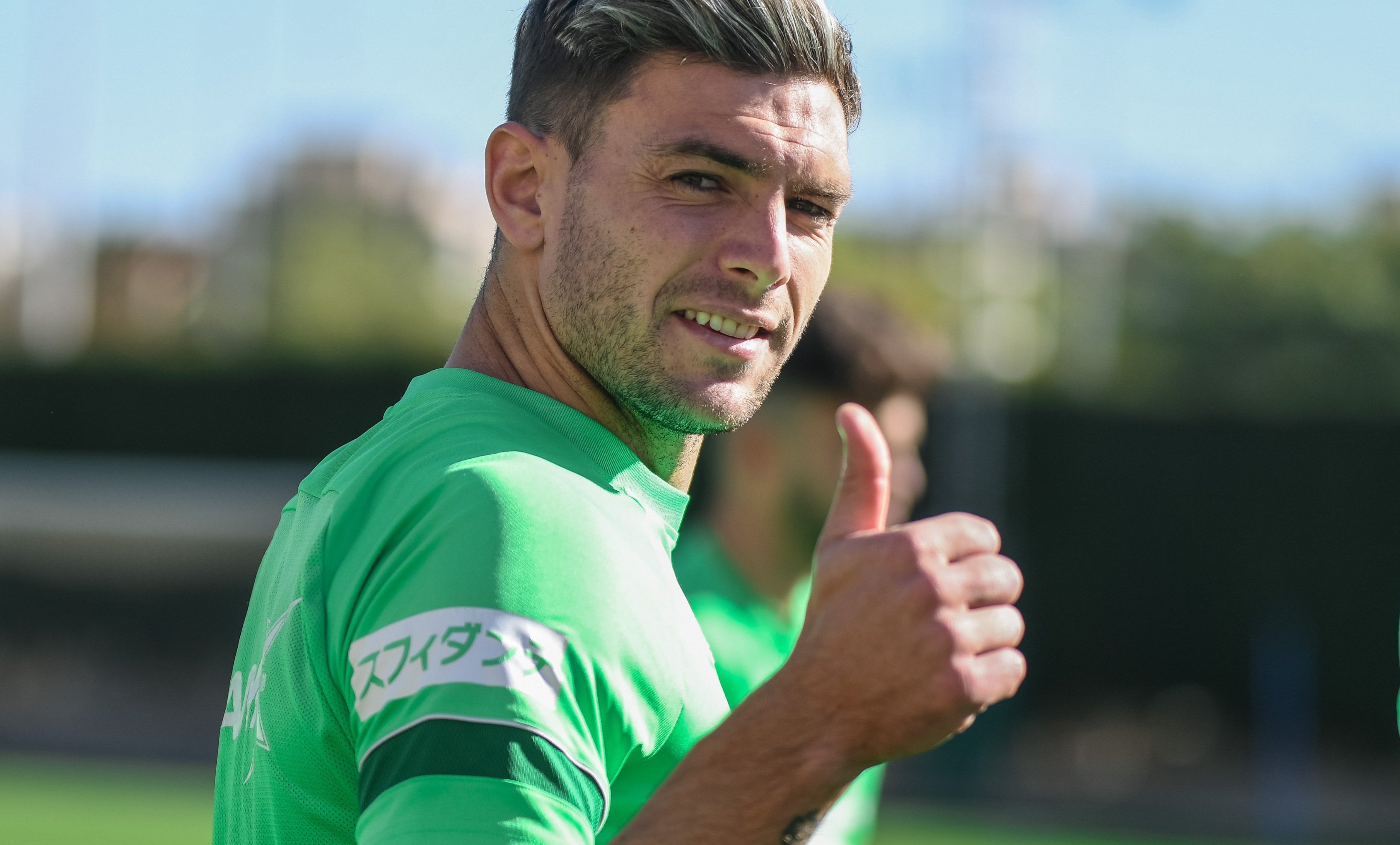 Lucas Boyé, pulgar arriba, demuestra su recuperación / Sonia Arcos - Elche CF