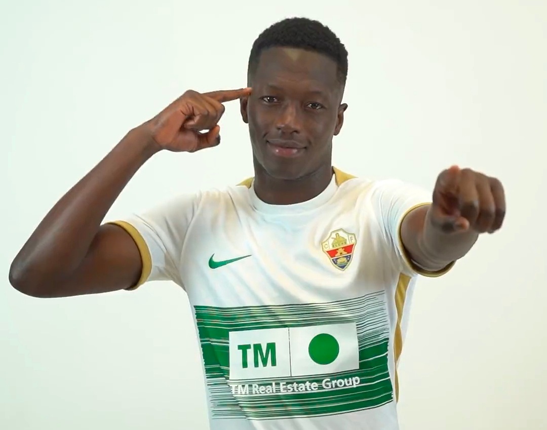 Pape Cheikh, durante su sesión de fotos con el Elche CF / Captura de pantalla de video presentación ECF