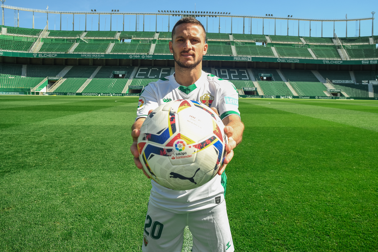 Pablo Piatti posa en su presentación como franjiverde / Sonia Arcos - Elche CF