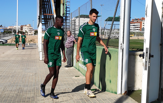 Nuke Mfulu llega al entrenamiento matinal, acompañado de Claudio / Dani Abellán (COPE Elche 100.8 FM)