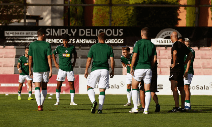 Los jugadores del Elche realizan ejercicios de calentamiento antes de enfrentarse al UD Ibiza en La Nucía / Elche CF Oficial