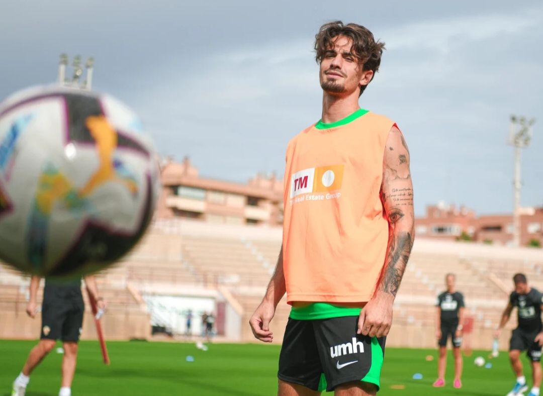 Álex Collado posa durante un entrenamiento del equipo franjiverde / Elche CF