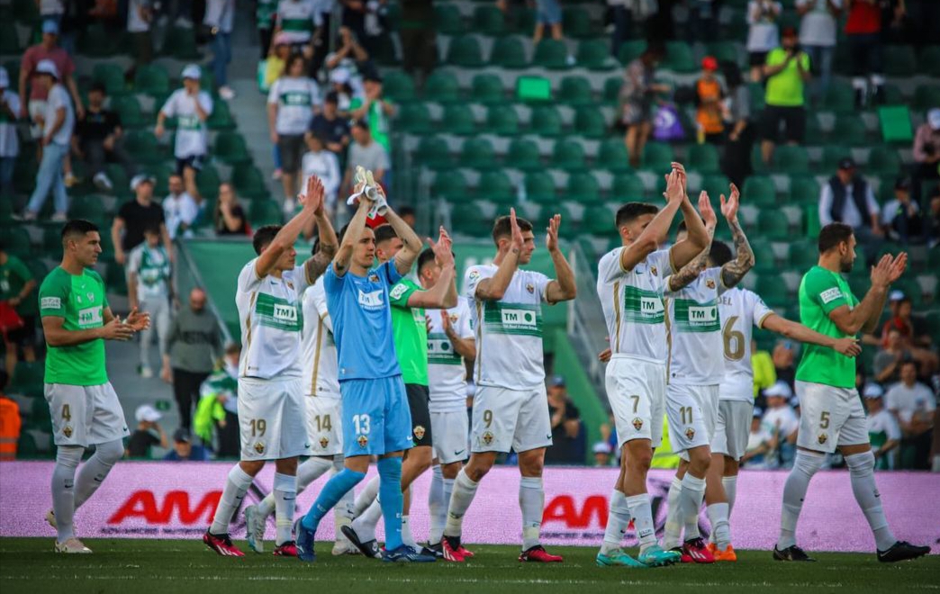 Los jugadores del Elche CF saludan tras un partido en el Martínez Valero / Elche CF