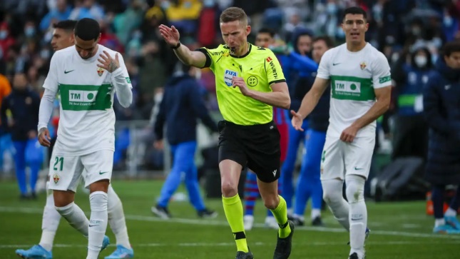 El árbitro Hernández ficha el penalti a favor del Barcelona frente el Elche | Biel Aliño (EFE)