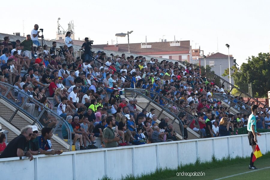 Aficionados presencian un partido de pretemporada del Elche CF / Andrea Palazón - Elche C.F.