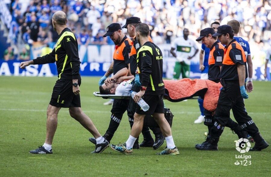 El jugador del Elche Alexander González es retirado en camilla en el estadio Carlos Tartiere de Oviedo / LFP