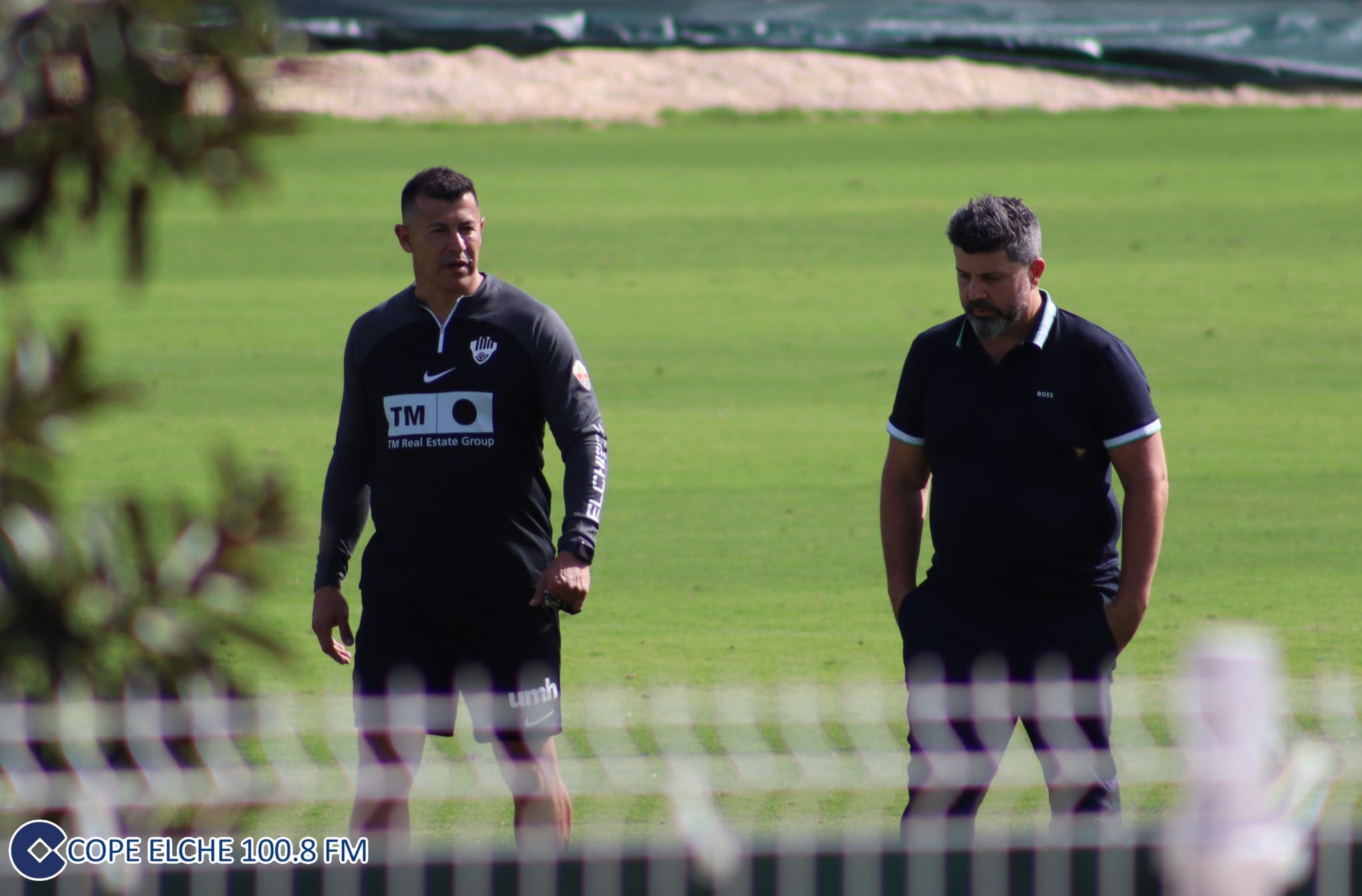 Almirón y Bragarnik charlan sobre el campo de entrenamiento/ Cope Elche