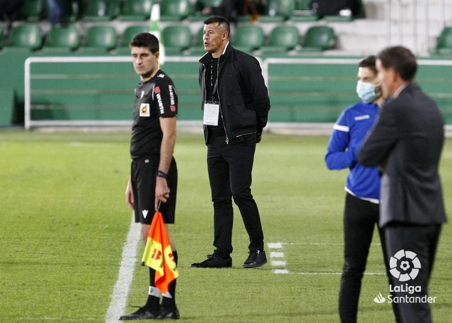 Jorge Amirón dirige al Elche durante un partido ante el Valencia / LaLiga