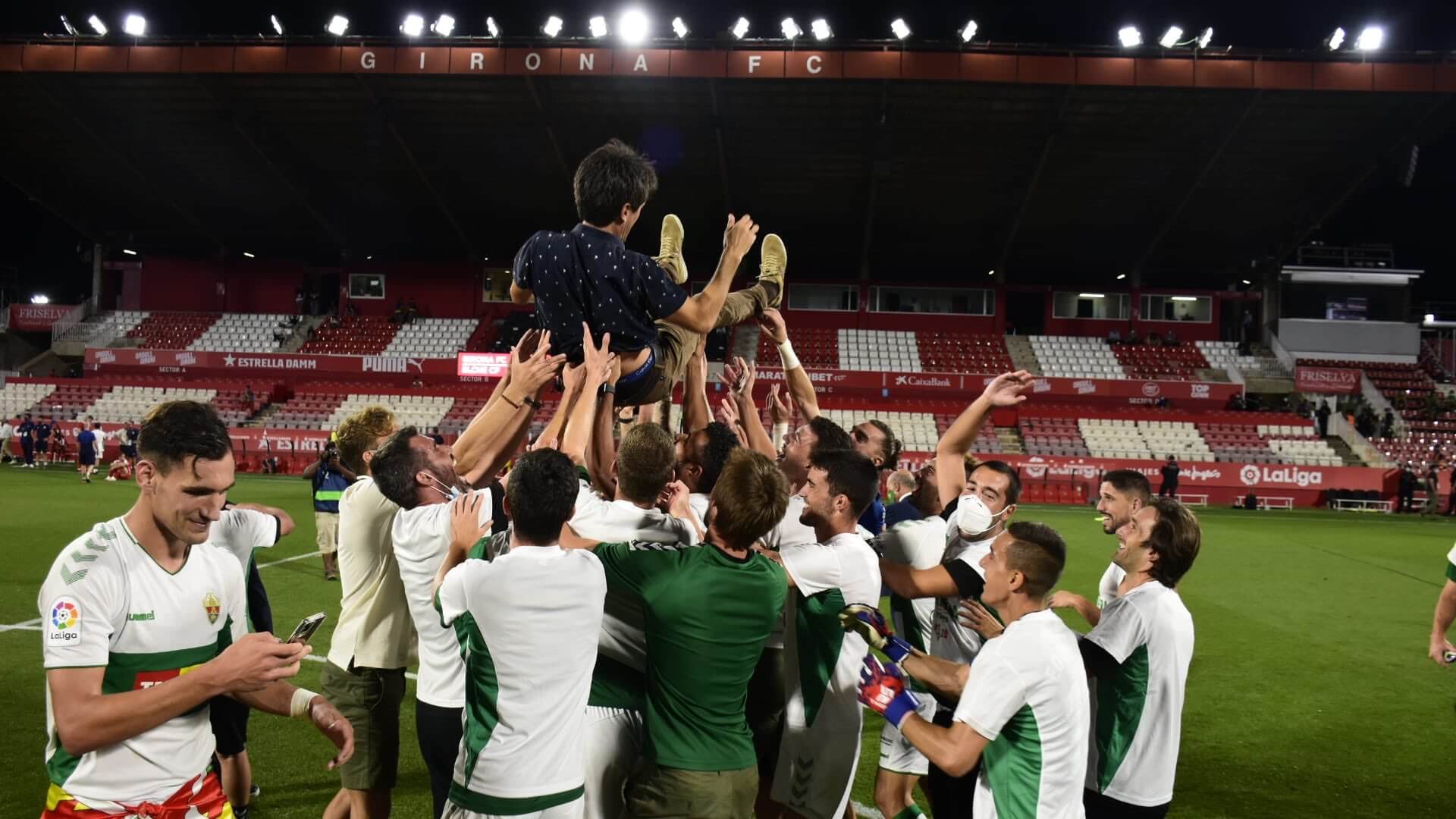 Los jugadores del Elche mantén a Pacheta tras el ascenso a Primera / Elche C.F. Oficial