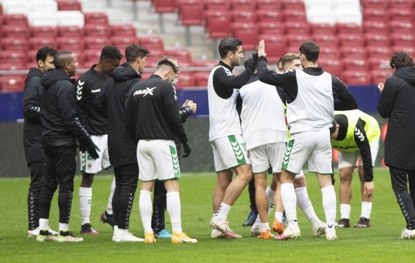 Los jugadores del Elche, antes de su partido ante el Atlético / LaLiga