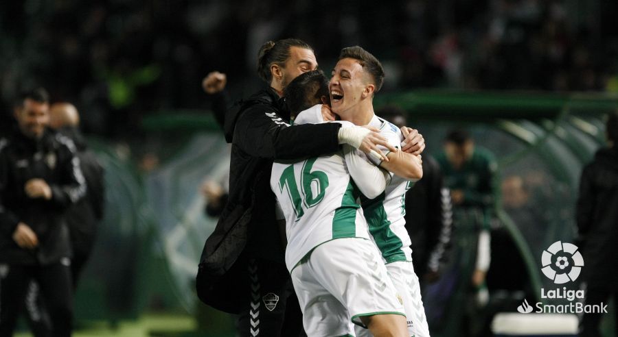 Los jugadores del Elche celebran un gol ante el Málaga / LFP