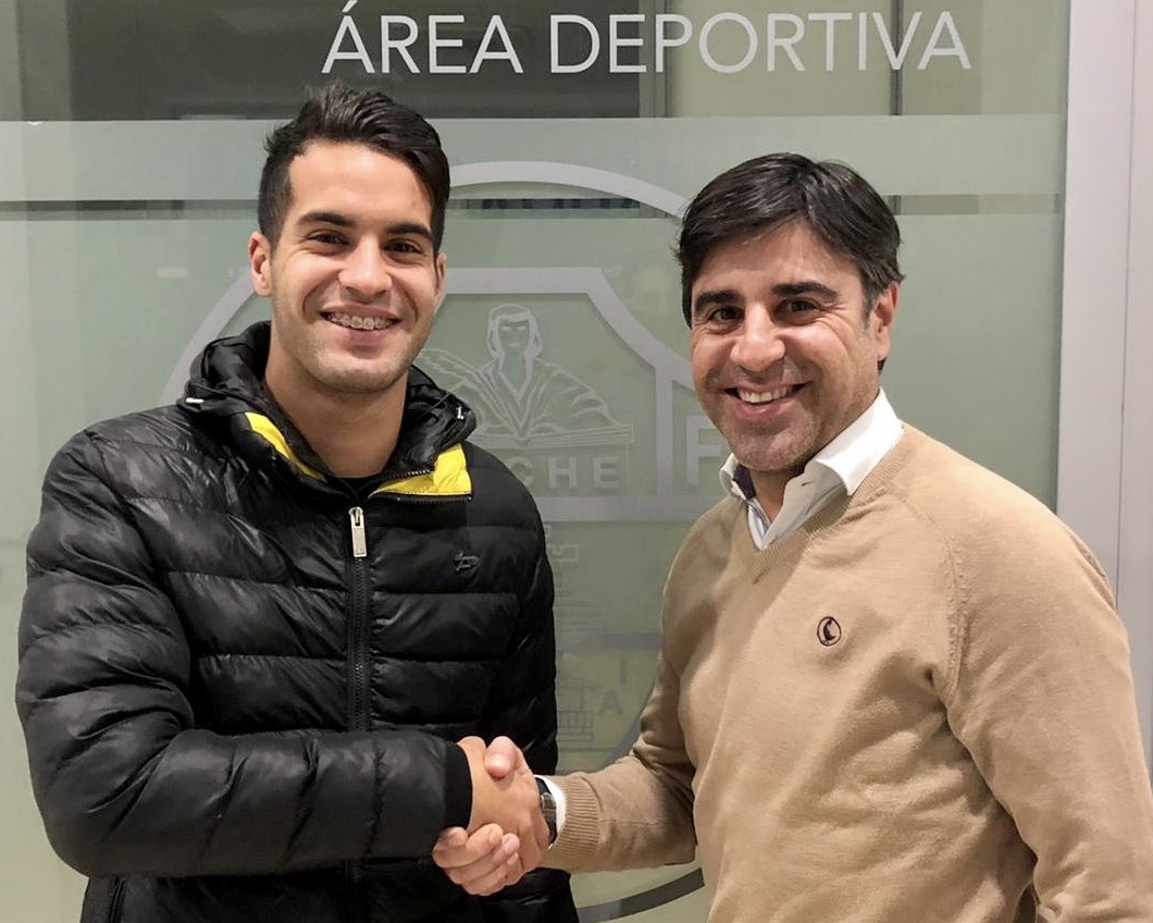 Ismael Benktib estrecha la mano de Nico Rodríguez / Elche CF