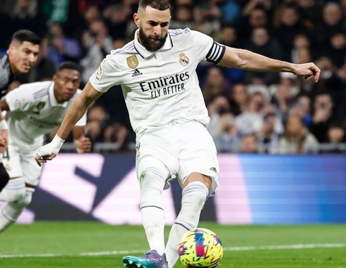 Benzema lanza un penalti contra el Elche en la temporada 22-23 / Real Madrid C.F.