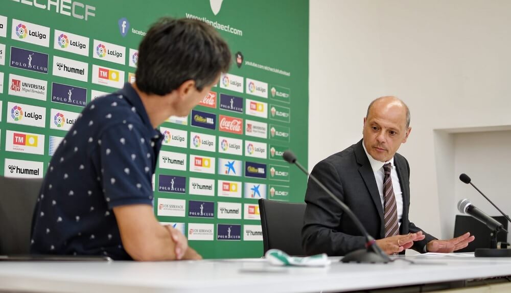 El presidente del Elche C.F., Joaquín Buitrago, en la rueda de prensa de despedida de Pacheta / Elche C.F. Oficial