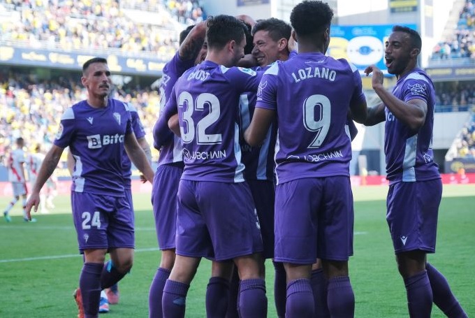 Los jugadores del Cádiz celebran un gol ante el Rayo Vallecano / LaLiga