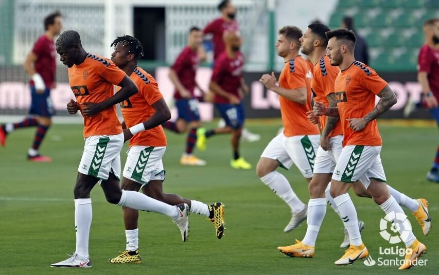 Los jugadores del Elche CF realizan ejercicios de calentamiento en la previa de su partido ante el Huesca / LaLiga