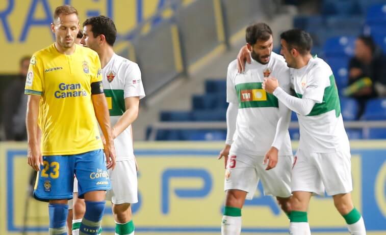 Los jugadores del Elche Yacine Qasmi y Carlos Castro celebran un gol ante Las Palmas / LFP