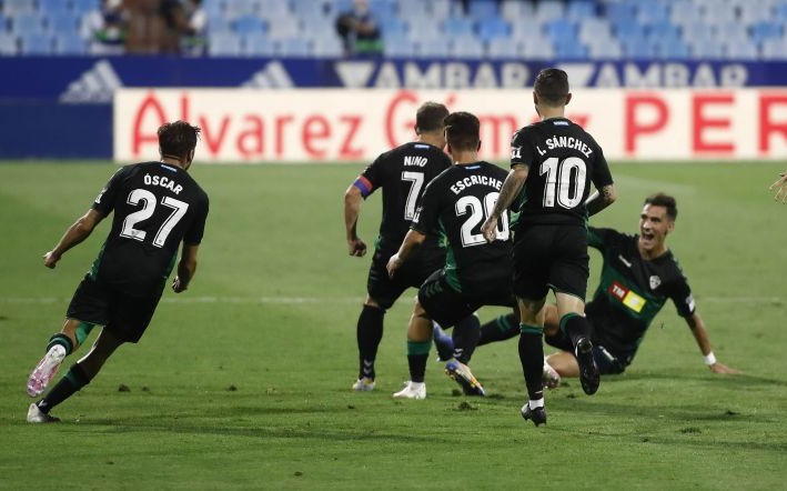 Los jugadores del Elche celebran un gol en la Romareda / LFP