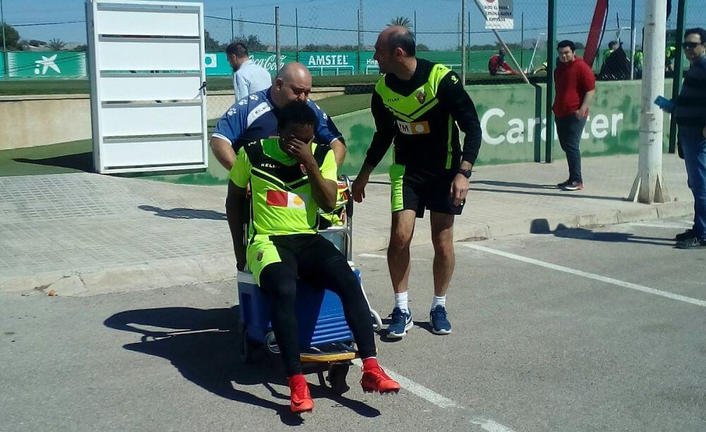 El jugador del Elche Gabriel Corozo tras lesionarse en su rodilla en un entrenamiento / Jerónimo Tormo