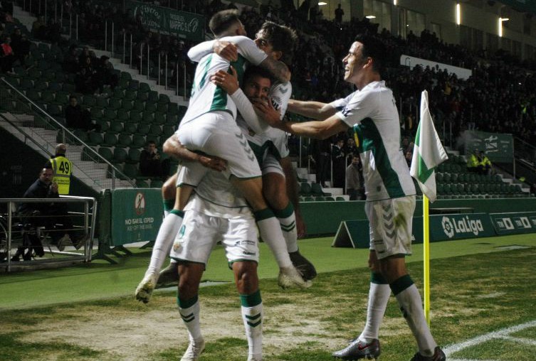 Los jugadores del Elche celebran un gol ante el Racing de Santander en el Martínez Valero / LFP