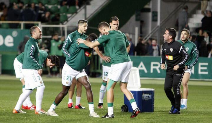 Los jugadores del Elche se preparan antes de un partido en la temporada 19/20 - LFP