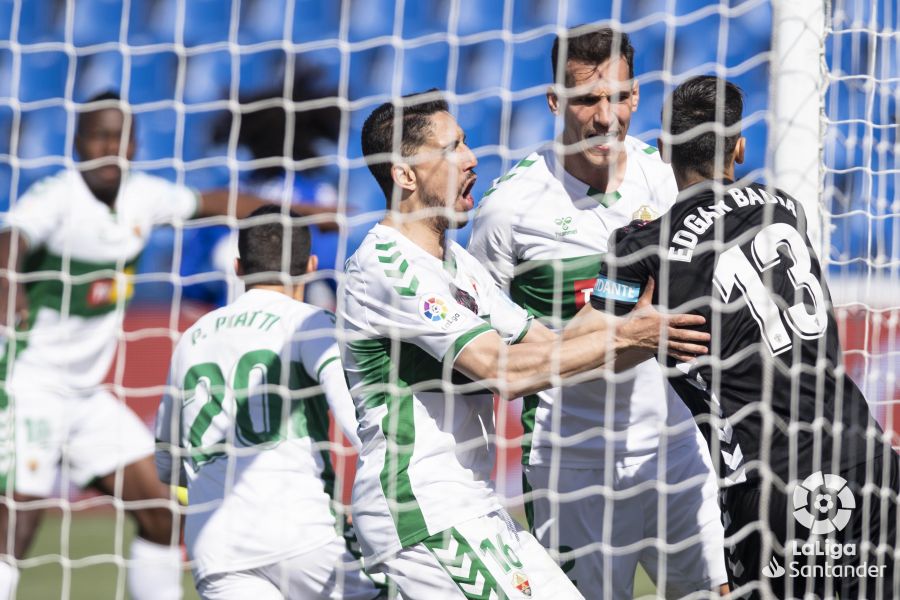 Edgar Badía, felicitado por sus compañeros tras detener un penalti ante el Getafe / LaLiga