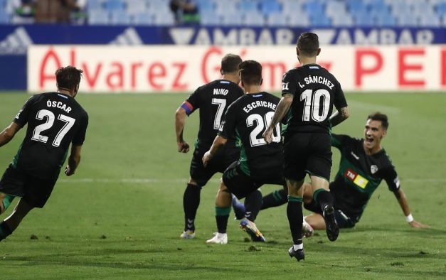 Los jugadores del Elche celebran el gol de Nino en La Romareda / LFP