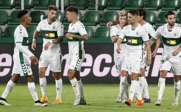 Los jugadores del Elche CF celebran un gol ante el Valencia en la temporada 20-21 / LaLiga