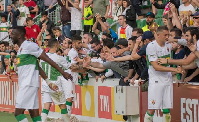 Los jugadores del Elche saludan a los aficionados tras un partido ante el Hércules / Sonia Arcos - Elche C.F.