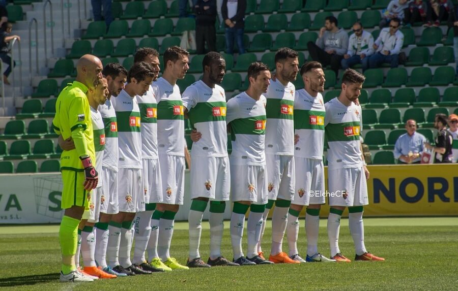 Los jugadores del Elche guardan un minuto de silencio antes de un partido ante el Mallorca / Sonia Arcos - Elche C.F.