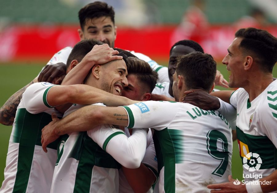 Los jugadores del Elche CF celebran un gol ante el Sevilla FC / LaLiga