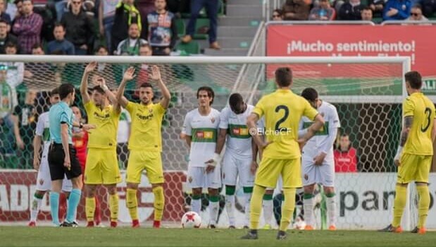 Jugadores del Villarreal B se disponen a lanzar una falta ante el Elche en el Martínez Valero / Sonia Arcos - Elche C.F.