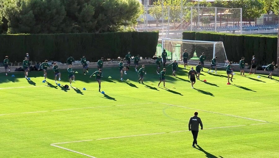 La plantilla del Elche entrena en el Díez Iborra / Elche C.F. Oficial