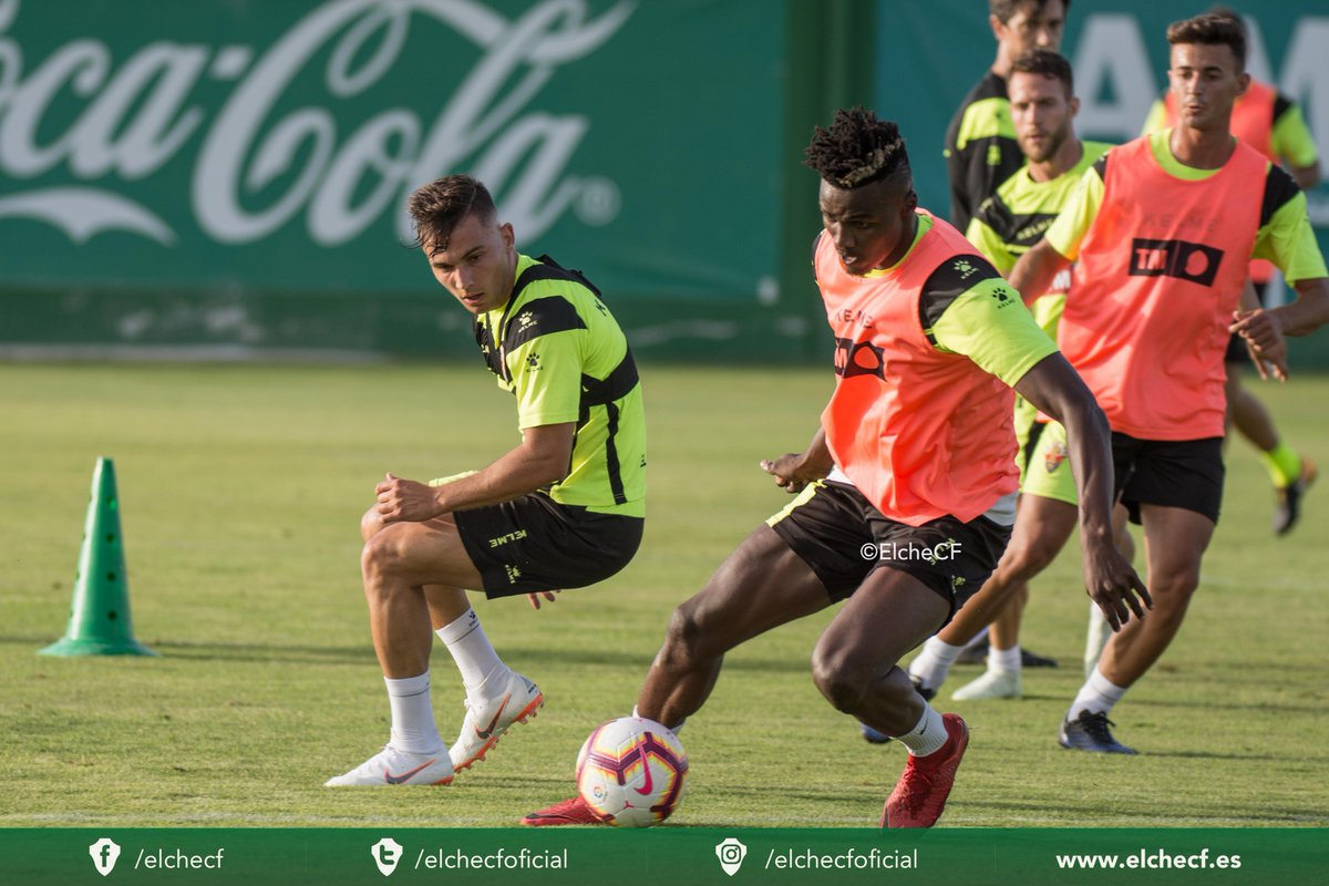 Sory se lleva un balón durante un entrenamiento / Sonia Arcos - Elche CF