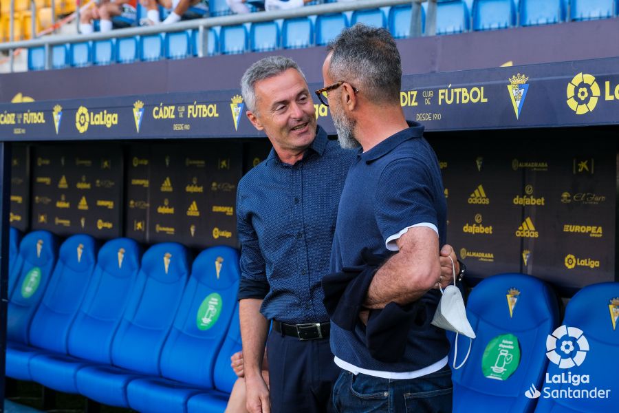 Fran Escribá y Álvaro Cervera, antes de un partido entre Elche y Cádiz en la temporada 20-21 / LaLiga