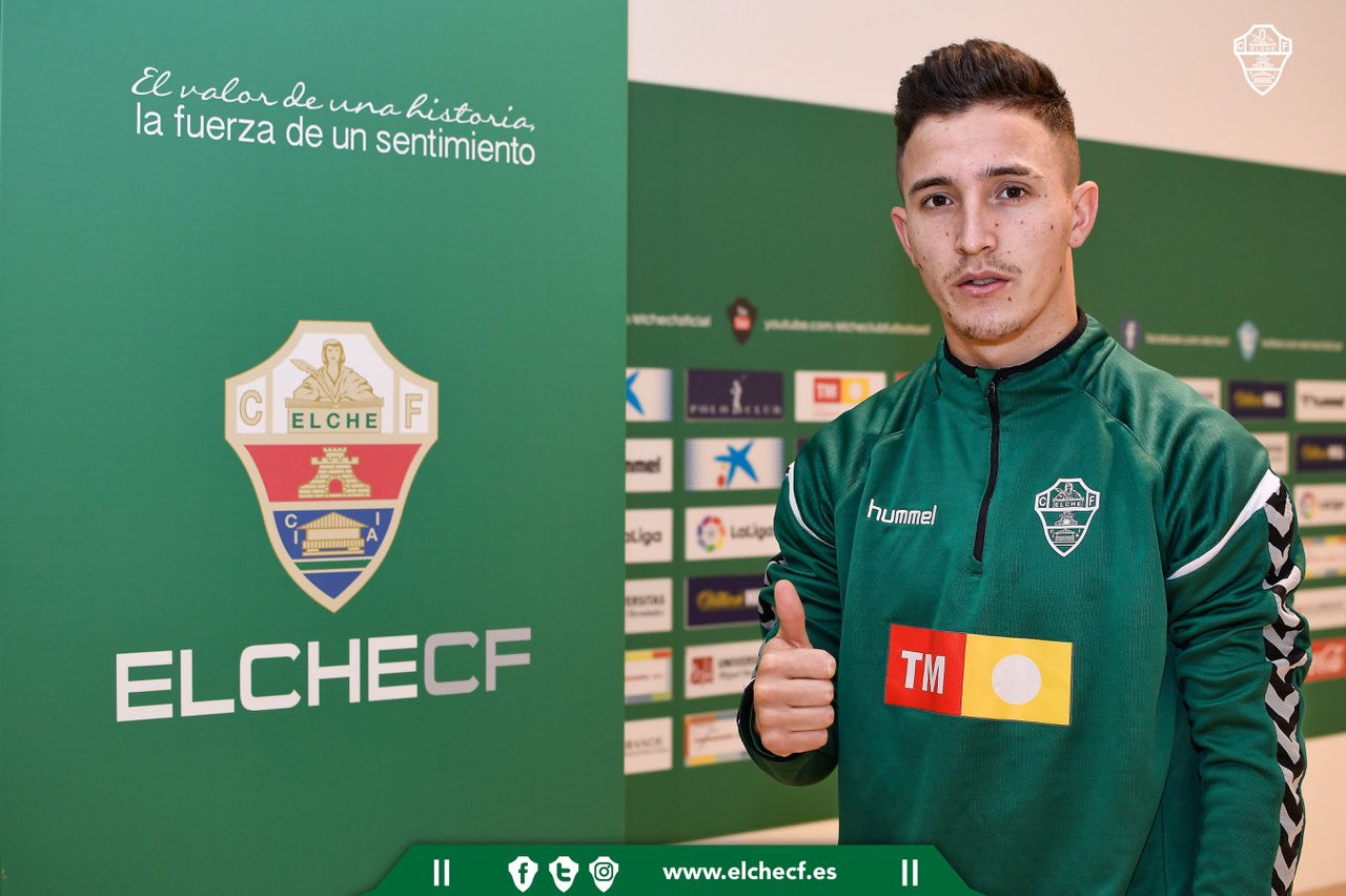 Dani Escriche posa con la equipación franjiverde / Sonia Arcos - Elche CF