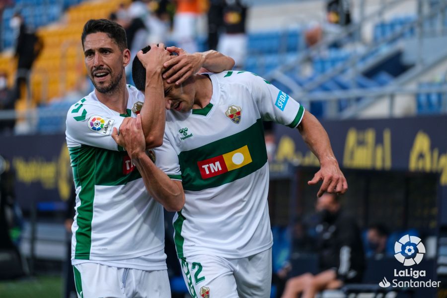 Fidel y Diego González celebran un gol ante el Cádiz, con el Elche CF / LaLiga