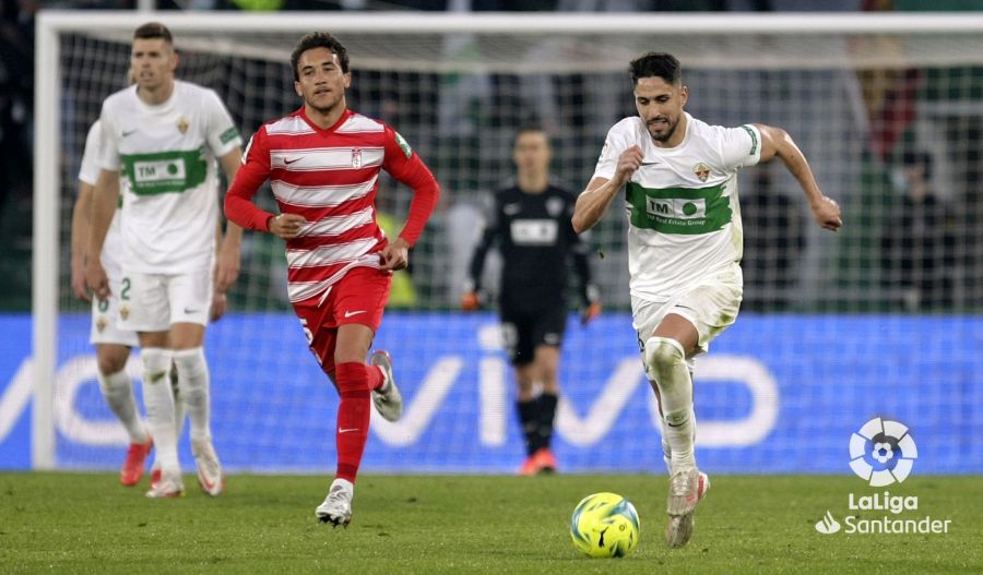 El jugador del Elche, Fidel Chaves, controla un balón durante un partido ante el Granada / LaLiga