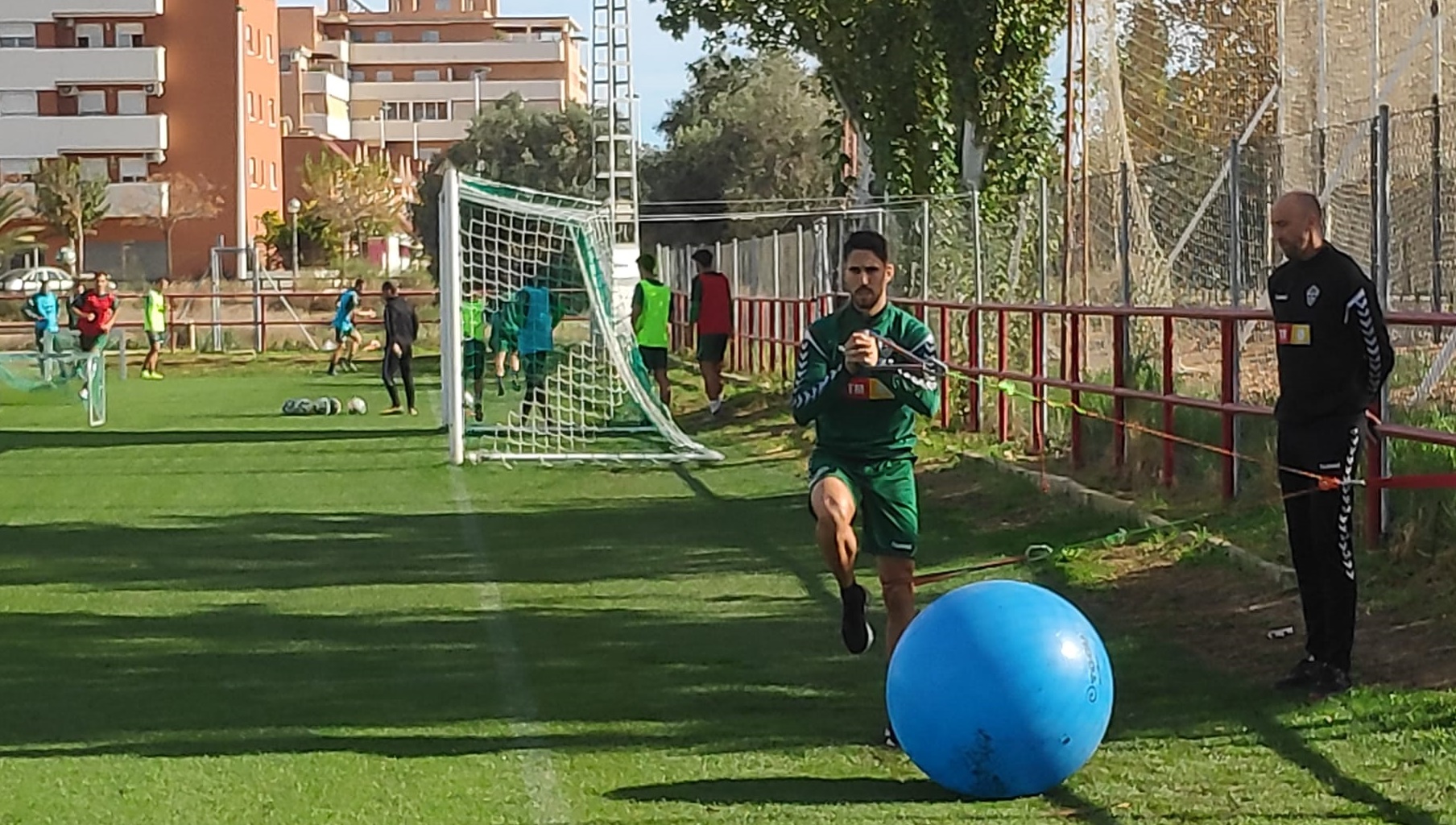 Fidel realiza ejercicios específicos para el aductor en Altabix / Dani Abellán - COPE Elche 100.8 FM