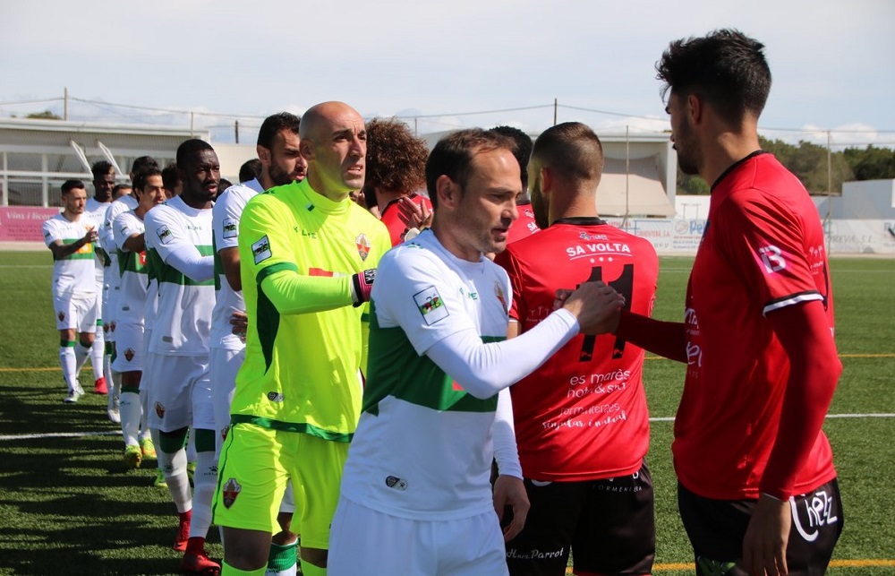 Saludo entre los jugadores del Formentera y Elche