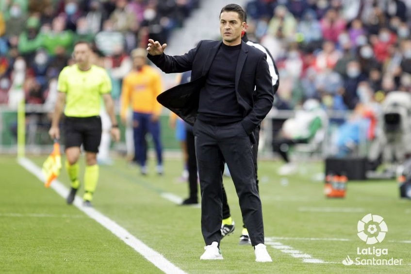 El entrenador Francisco dirige al Elche durante un partido ante el FC Barcelona / LaLiga